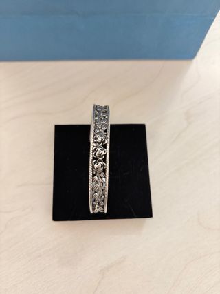 Pulsera rígida plata diseño floral