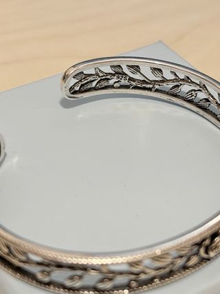 Pulsera rígida plata diseño floral