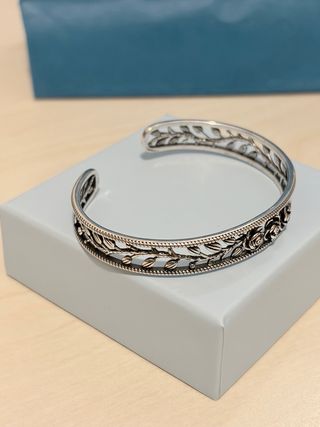 Pulsera rígida plata diseño floral