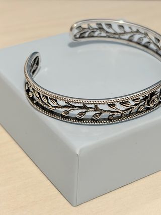 Pulsera rígida plata diseño floral