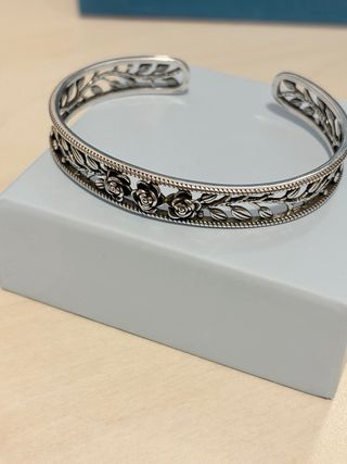 Pulsera rígida plata diseño floral