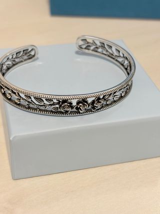 Pulsera rígida plata diseño floral