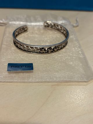 Pulsera rígida plata diseño floral