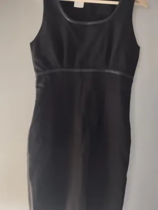 Vestido elegante negro con detalles