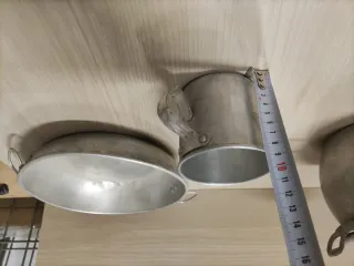 Olla, sartén y jarra de aluminio