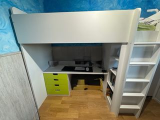 Cama alta blanca con escritorio y cajones