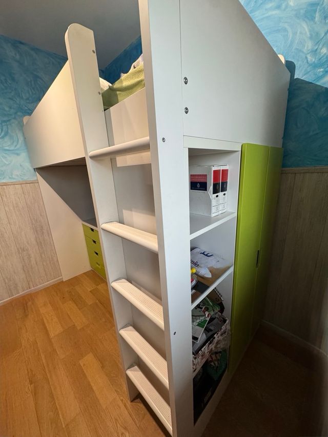 Cama alta blanca con escritorio y cajones