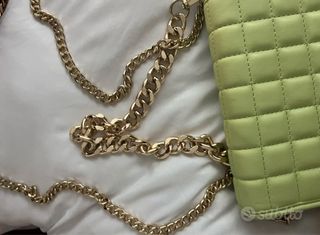 Borsa Bershka nuova verde con catena oro