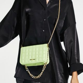 Borsa Bershka nuova verde con catena oro