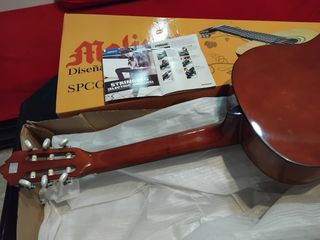 Guitarra Clásica International CG44.BR sin abrir