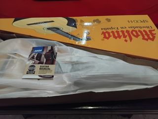 Guitarra Clásica International CG44.BR sin abrir