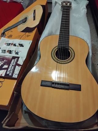 Guitarra Clásica International CG44.BR sin abrir