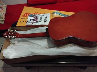 Guitarra Clásica International CG44.BR sin abrir