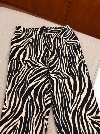 Pantalón recto estampado cebra