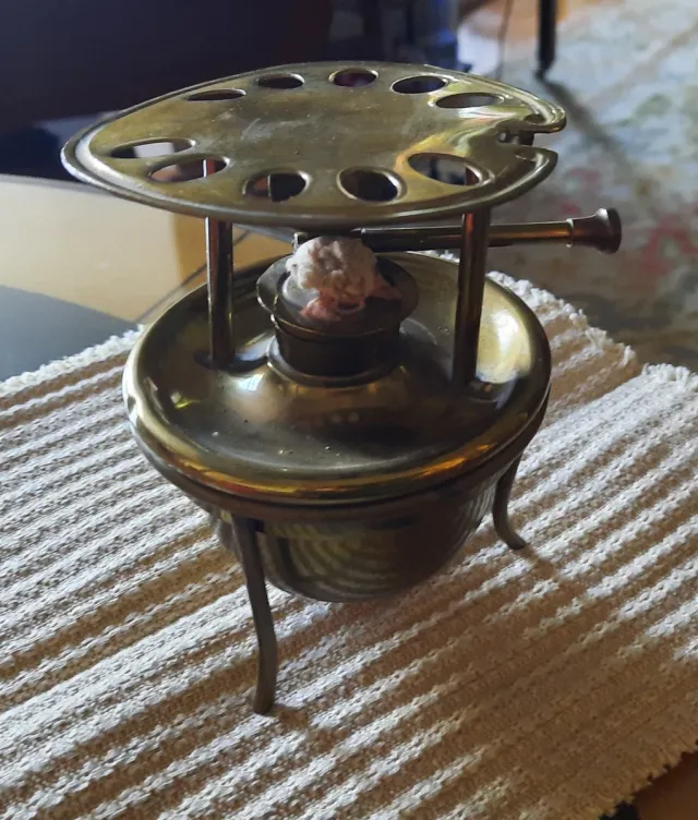 Calentador de copas antiguo de latón