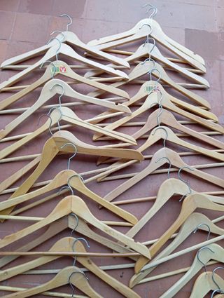 Lote 30 Perchas Madera y Metal