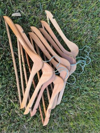 Lote 30 Perchas Madera y Metal