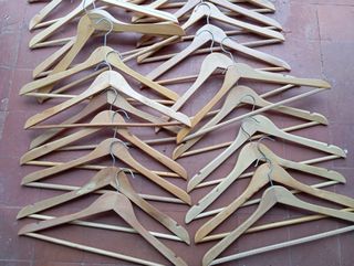 Lote 30 Perchas Madera y Metal