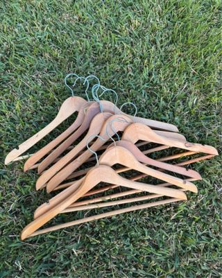 Lote 30 Perchas Madera y Metal