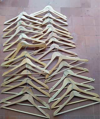 Lote 30 Perchas Madera y Metal