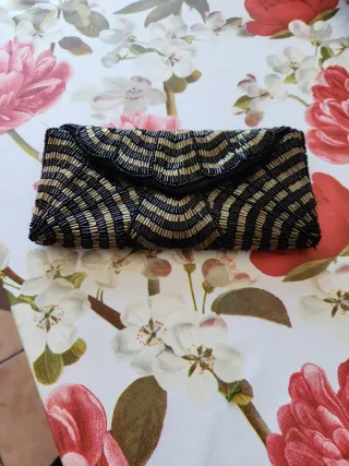 Monedero de mano con abalorios