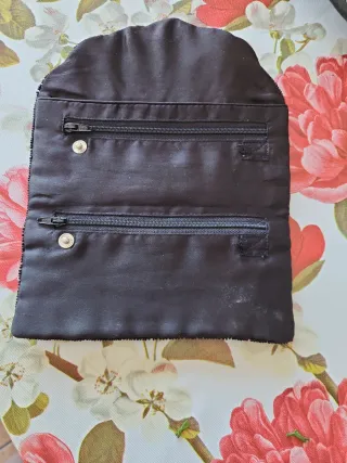 Monedero de mano con abalorios