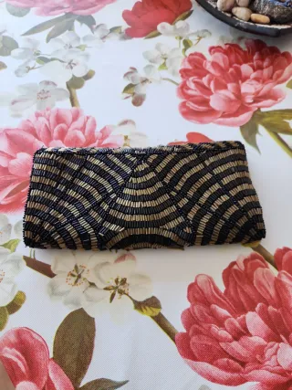 Monedero de mano con abalorios