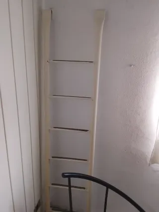 Litera con escritorio blanco