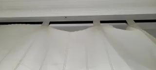 Cortina beige y blanca con barra