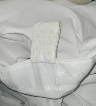 Cortina beige y blanca con barra