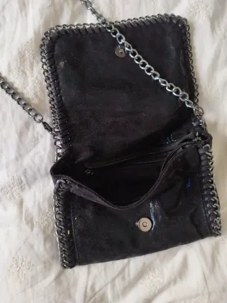 Bolso negro con cadena
