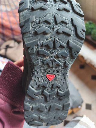 Zapatillas Salomon Negras y Rojas