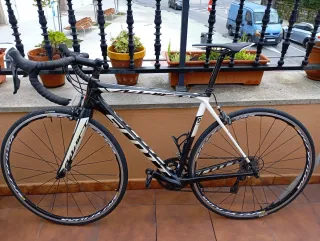 Bicicleta de carretera Scott fibra de carbono.