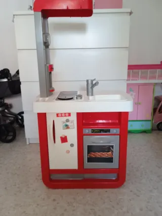 Cocinita de juguete roja y gris