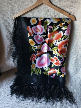 Mantoncillo negro estampado flores flamenca flecos