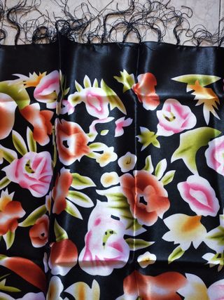 Mantoncillo negro estampado flores flamenca flecos