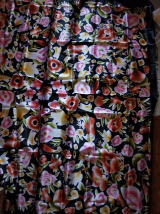 Mantoncillo negro estampado flores flamenca flecos