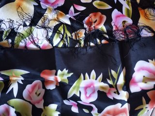 Mantoncillo negro estampado flores flamenca flecos