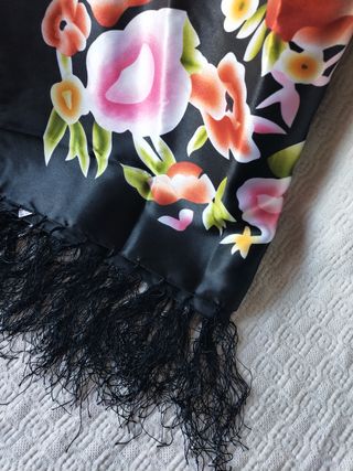Mantoncillo negro estampado flores flamenca flecos
