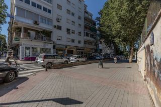 Local comercial en venta en Cervantes en Granada