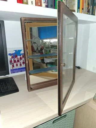 Mini repisa de madera con espejo