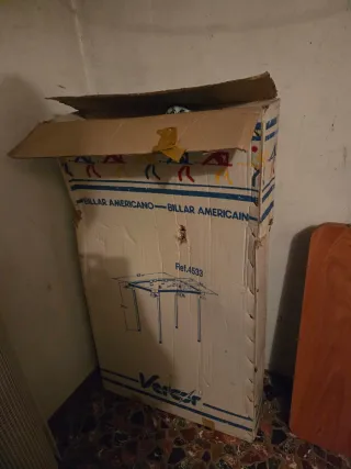 Mesa de billar con tacos y bolas