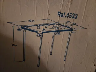 Mesa de billar con tacos y bolas