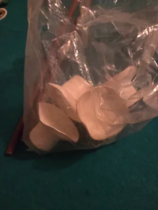 Mesa de billar con tacos y bolas