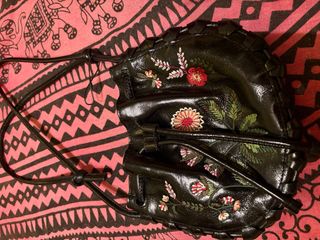 Bolso Zara negro bordado flores