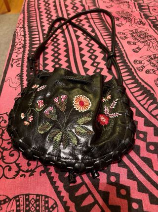 Bolso Zara negro bordado flores