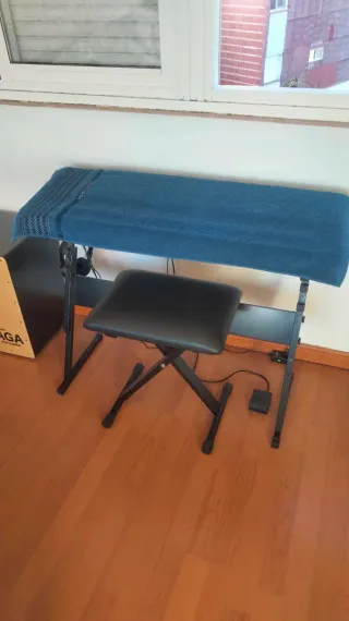 Piano digital con banqueta