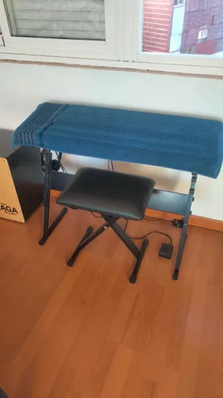 Piano digital con banqueta