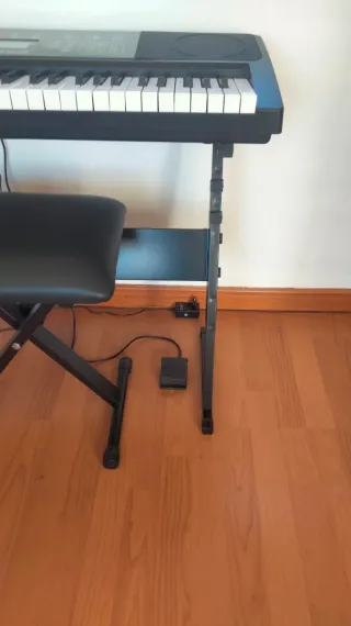 Piano digital con banqueta