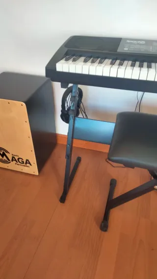 Piano digital con banqueta